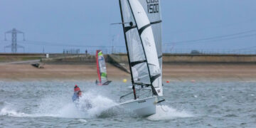 RS400 wins a breezy Sailing Chandlery Datchet Flyer